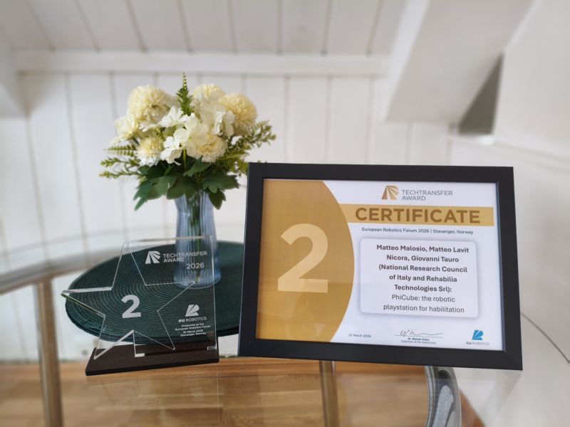 El trofeo y el certificado del segundo puesto de PhiCube en el euRobotics Technology Transfer Award 2026.
