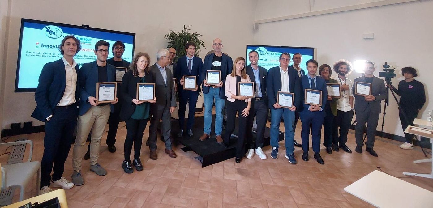 Finalists of the MIT4LifeScience 2022 competition pose with their InnovUp award certificates.