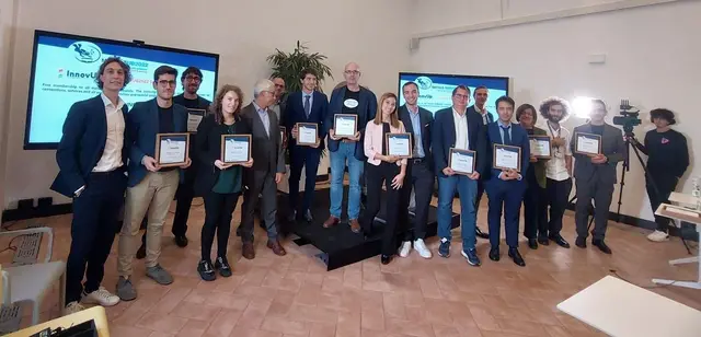 Finalists of the MIT4LifeScience 2022 competition pose with their InnovUp award certificates.