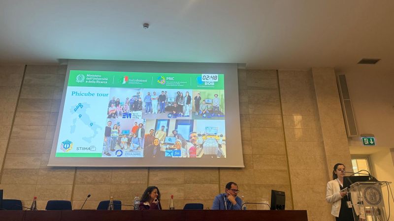 Une diapositive intitulée « Phicube tour », avec une carte de l’Italie et des photos de plusieurs centres cliniques participant à l’essai de PhiCube, présentée à la conférence Fit For Medical Robotics 2026.
