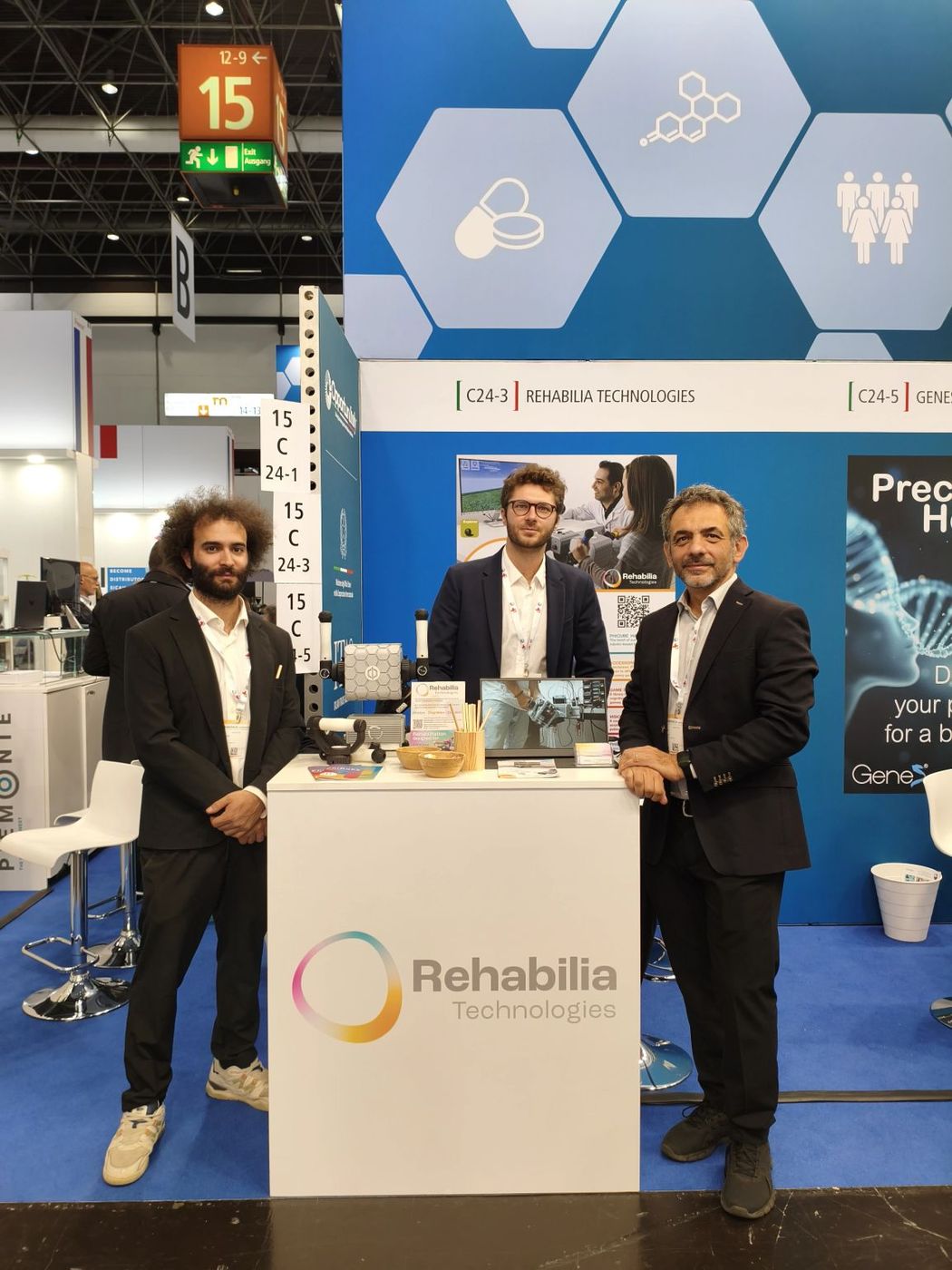 Drei Mitglieder des Teams von Rehabilia Technologies an ihrem Stand C24-3 in Halle 15 der MEDICA 2025 in Düsseldorf.
