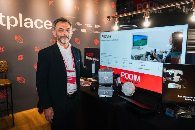 Matteo Malosio, cofundador y CTO de Rehabilia Technologies, en el estand de la empresa en PODIM 2026, en Maribor.