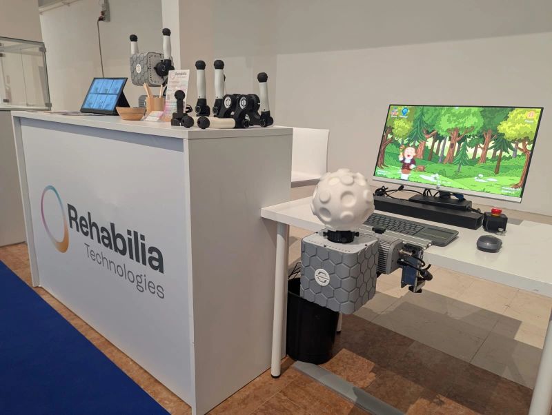 Robotereinheit und Griffe von PhiCube am Stand von Rehabilia Technologies auf der R2I 2026.